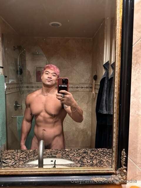 @musclecoconut  hastagricequeen So i dye my hair pink all th..