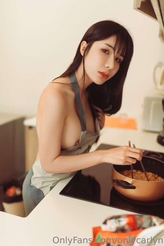 Carlyn x Hchoox album is launched!! 
《라면 먹고 갈래?》 Do you want..