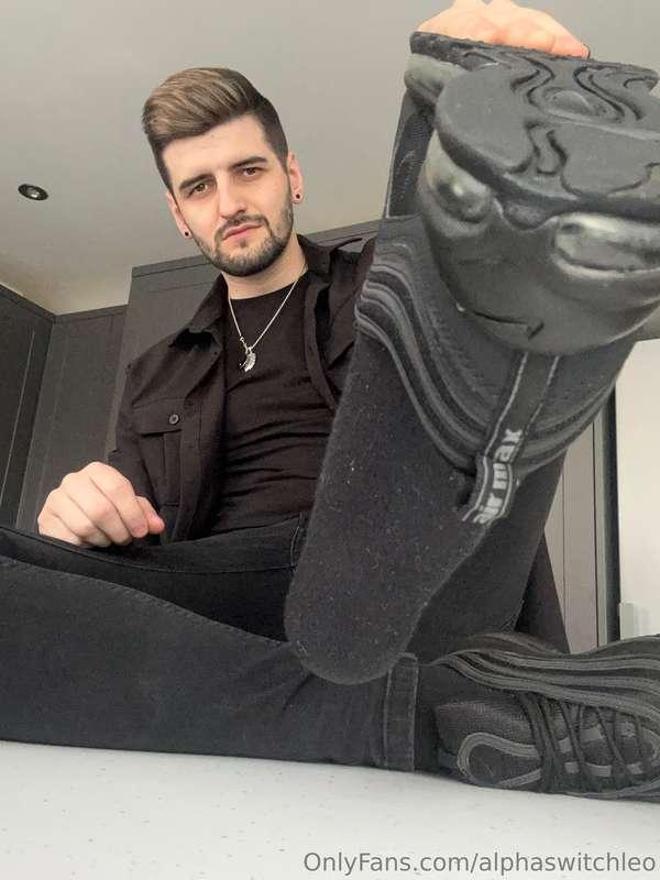 Sniff my sweaty black socks😈
