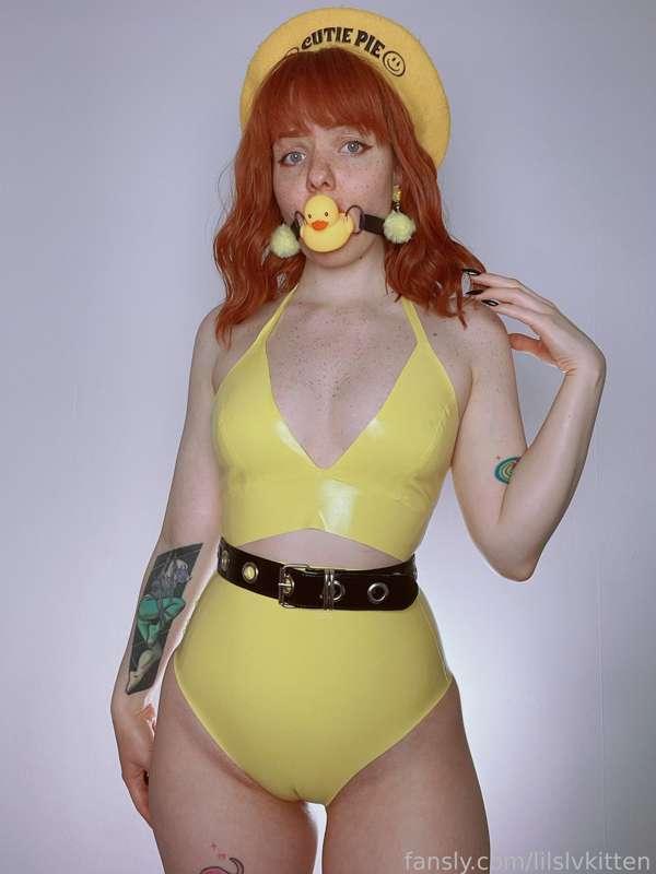 rubber duck gag !! 🦆

#latex #redhead #lingerie #fetish #panties #gag #gagged