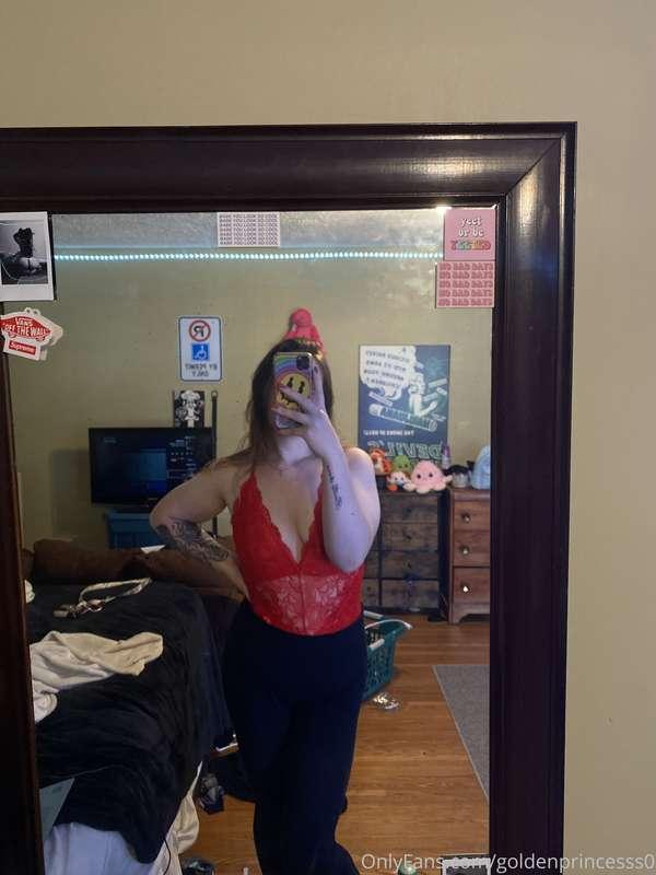 who likes red 🙈😈