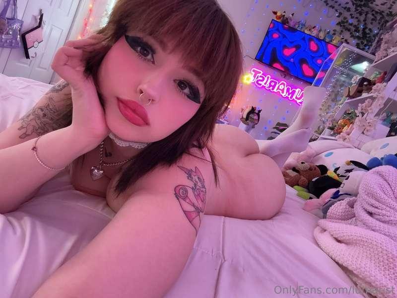 lil’ nude selfie 💦><><><><><(dm me right now i have no plans..