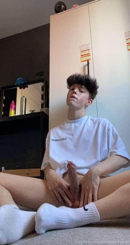 Who wants to sit on my cock 😈