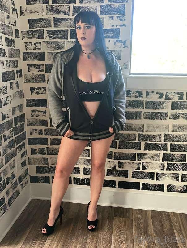 Just a little tease of what I have been working on 🖤🖤🖤