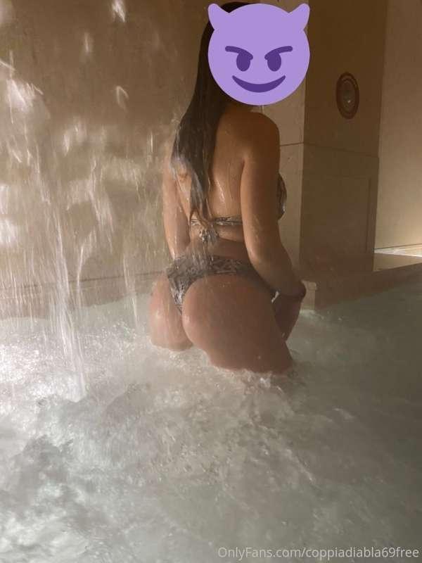 do you like my ass? what would you do to me ? 🔥🍑💦

vi piace ..