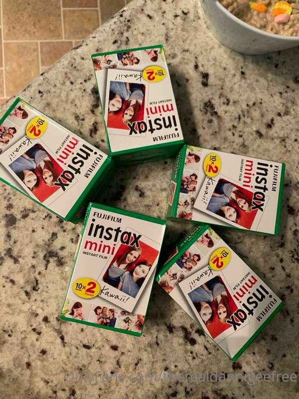Anyone want their own custom mini polaroid picture set? 🔥
Wi..