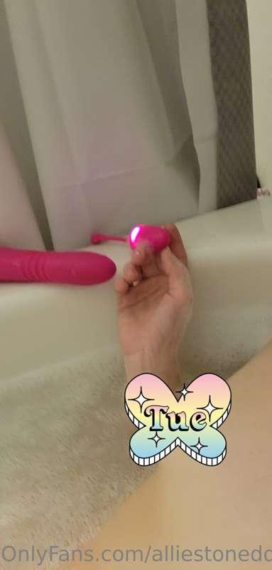 Bath with the besties 😜😈💦