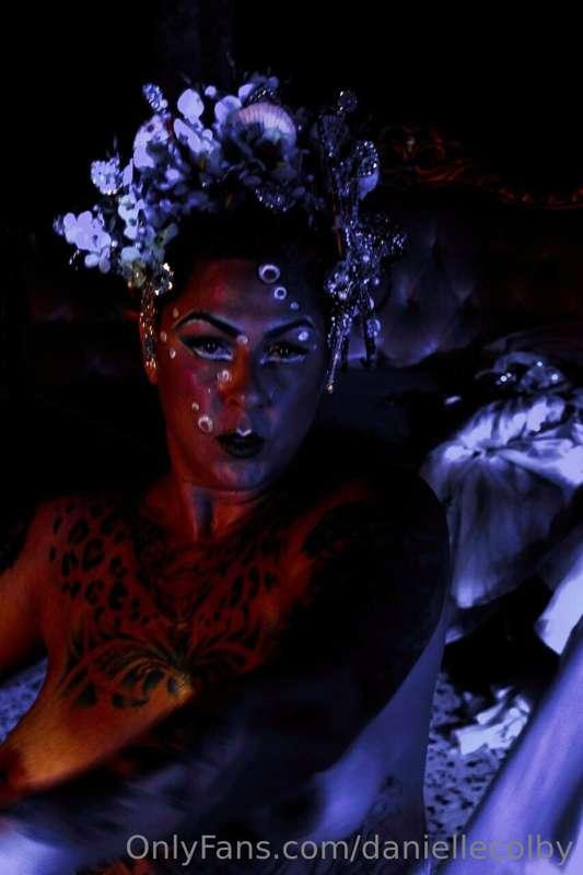 ✨Pale shadow of a woman
Black widow
Pale shadow, she's a dra..