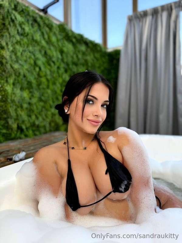 🔥 Step into paradise with her huge curves! 🔥 @misselisaroset..