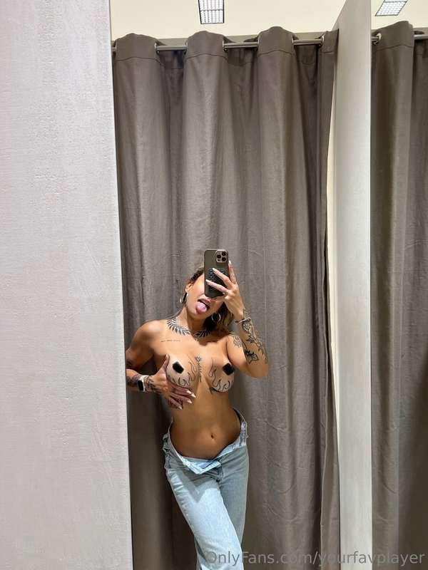shopping makes me horny 👅 drop me a message if you want the ..