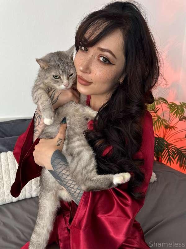 She’s the good girl… me? Not so much. 😈