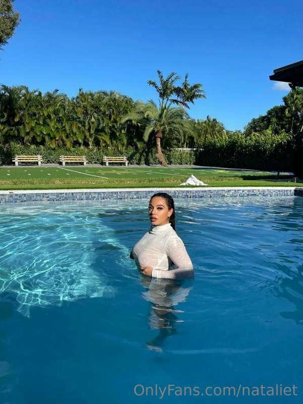 what a good day to dip in the pool! 💦💕