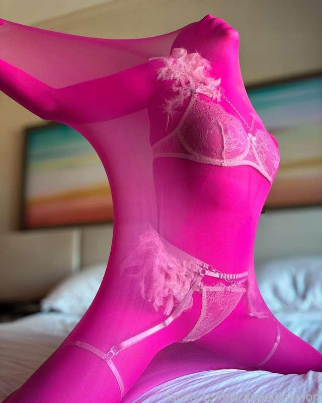 Wrapped in nylons and stuffed in a cocoon 💖

#encasement #nylons #pantyhose #lingerie #hosiery #fetish #pink 