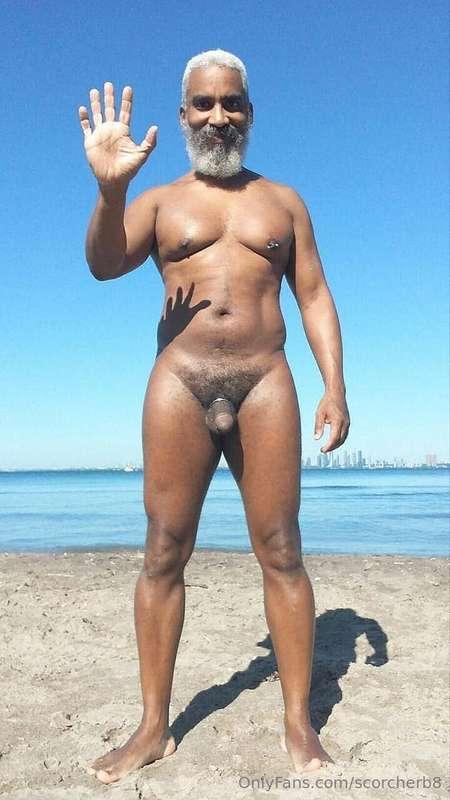 Sunny Saturday!  #beard #musculardaddy #gay #feet #gaycruisi..
