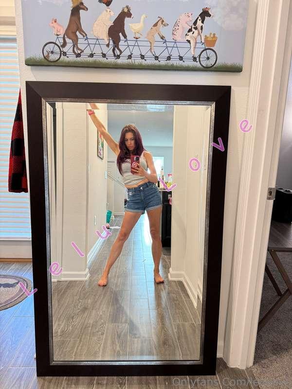 Do these jean shorts make me look MILFier?? 😈