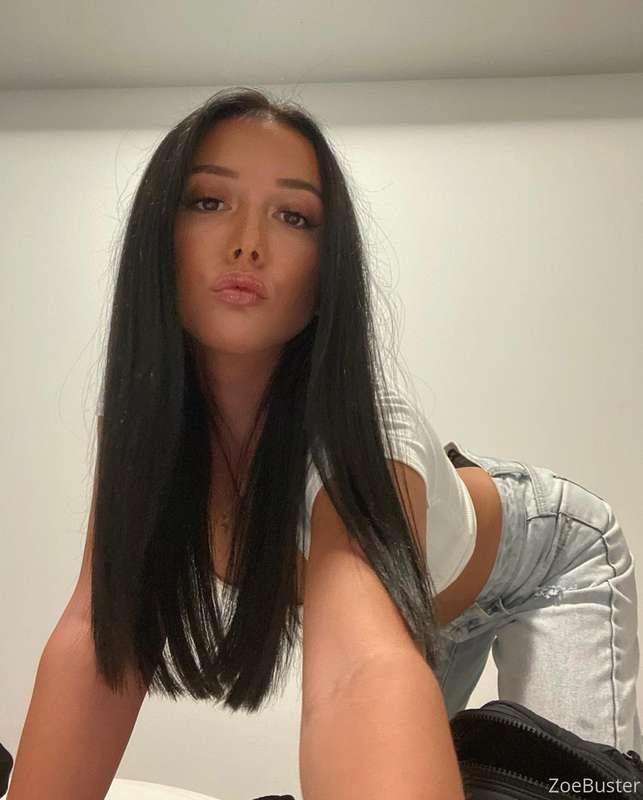 Big Brown Eyes in your DMs 🤎