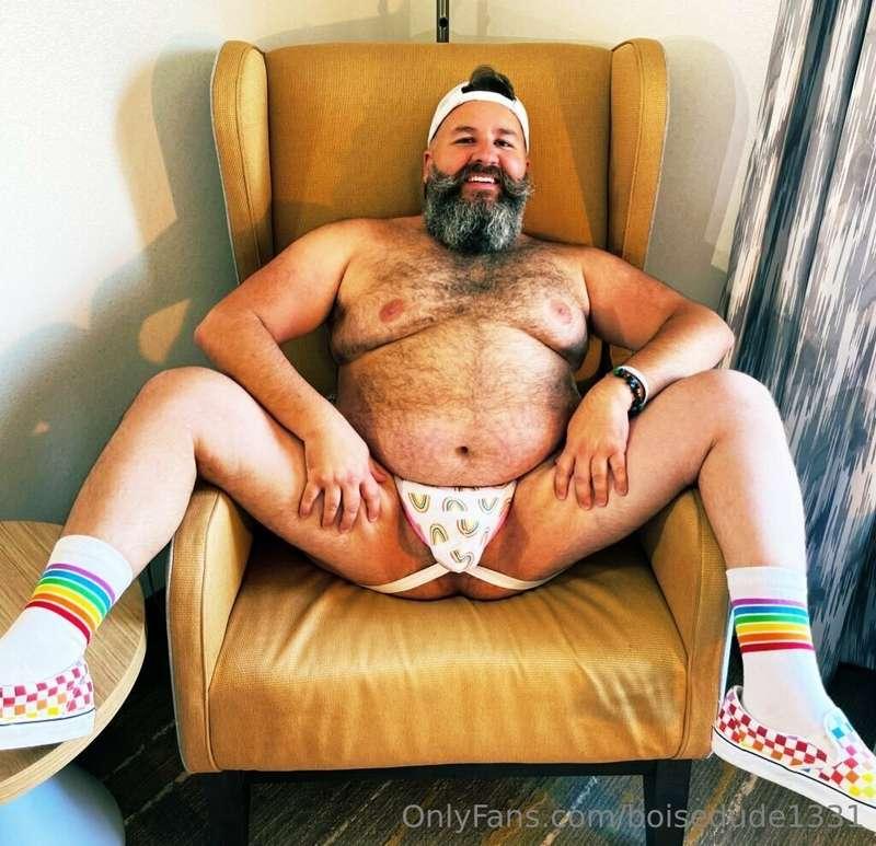 Happy Hump Day Fellas!!! More pics coming soon. Please let m..