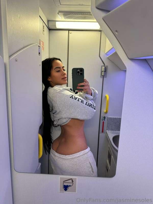 DM me any emoji for this crazy ass airplane video I just too..