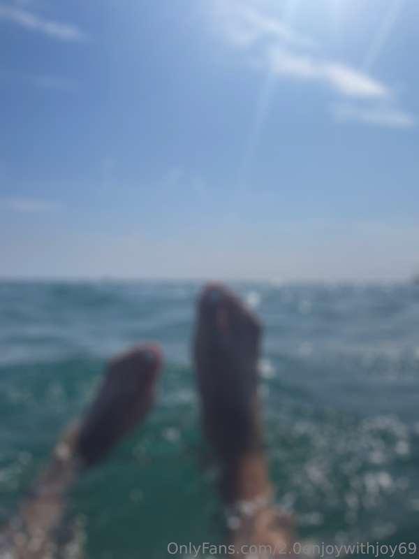 FEET FETISH 👣
My feet in the sea water
Mes pied dans l’eau d..