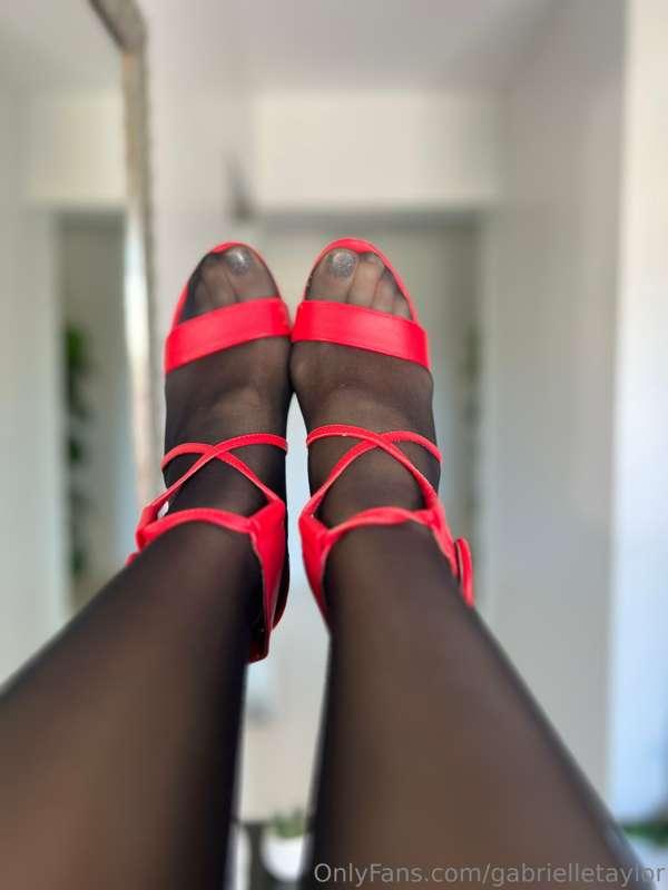 My pretty nylon feet in heels 💋