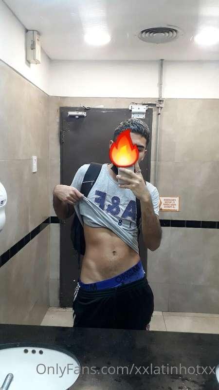 hello baby give me like if you would like to see my dick 😌🤗😋..