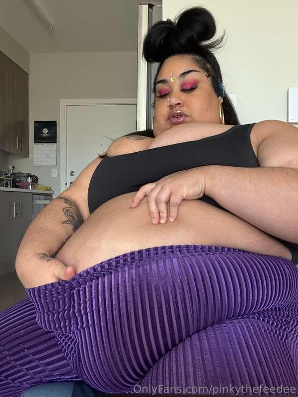Swipe all the way 4some blubber belly jiggles ;)