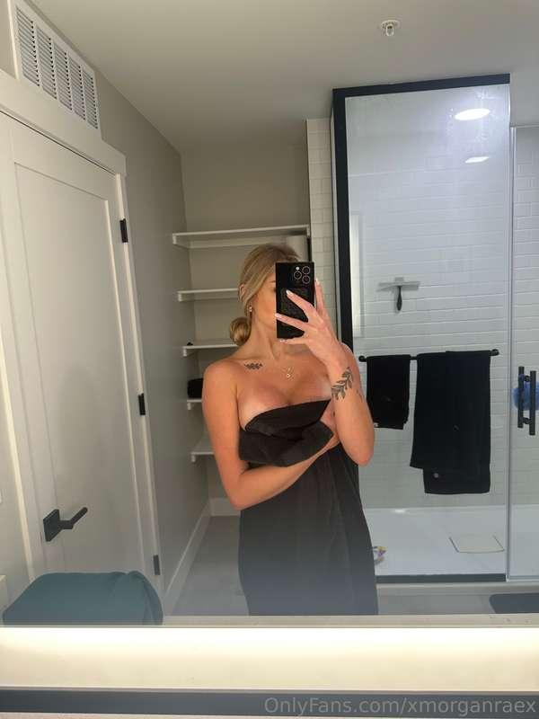 One towel. One tease. One dm away from SO much more… 😏