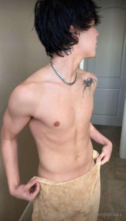 Caught me fresh out the shower🚿Towel’s barely hanging on😏 an..