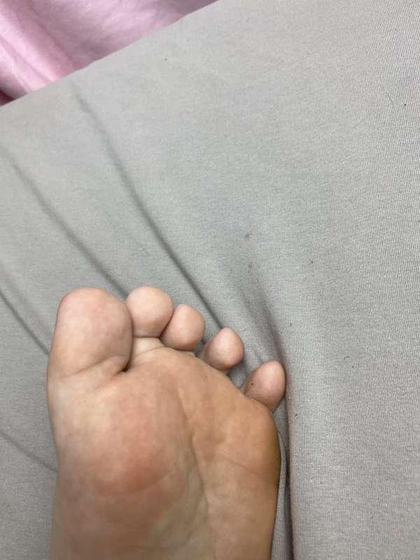Wanna suck my Toes and clean my Soles!
