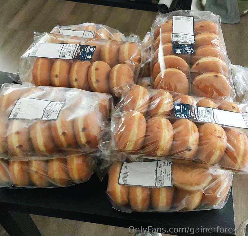 I ''accidentally'' bought 100 chocolate-filled donuts 🐷Will ..