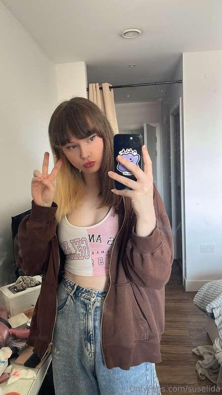 Cozy fit today 🥰🥰Might change to a short skirt, put on a cha..