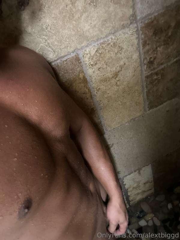 Who wants to see me cum in the shower?😏