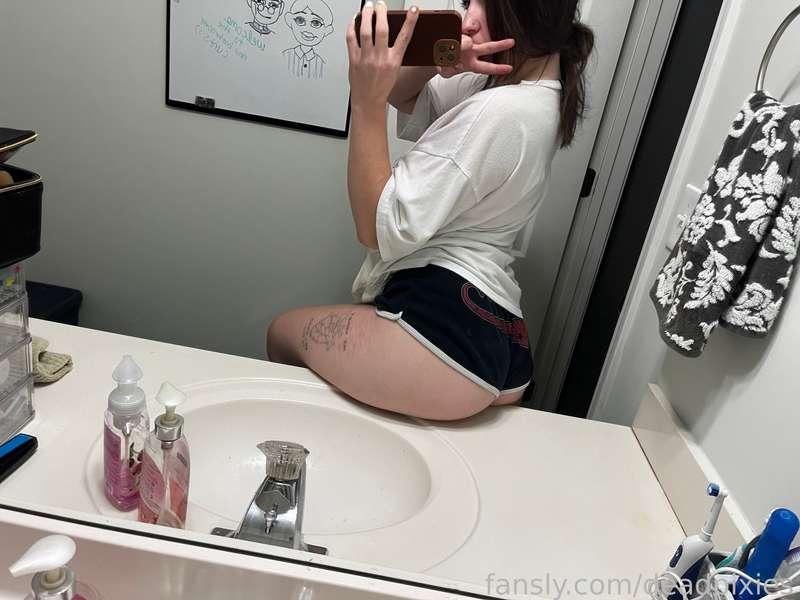 first mirror pics in the newly done bathroom c: hehe 


#fyp #booty #horny #petite #cute