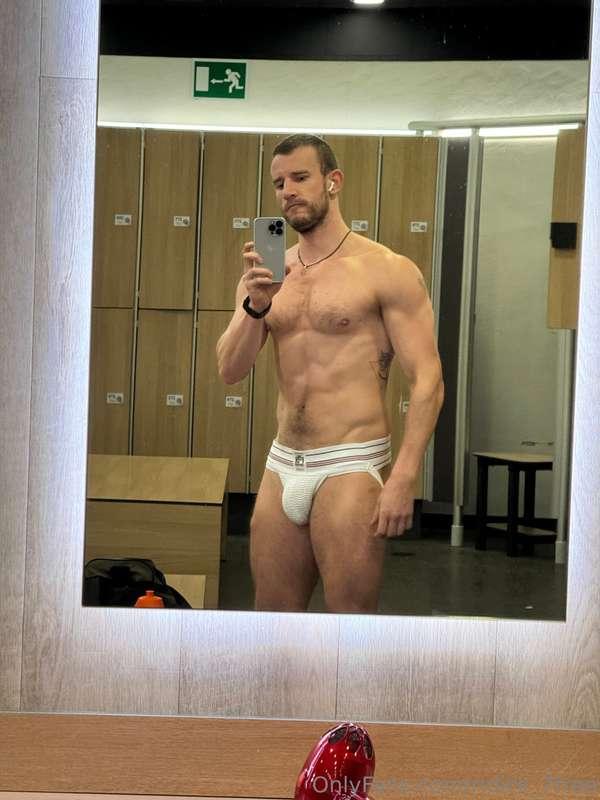 Come to sniff my jocks after workout 🐽😈