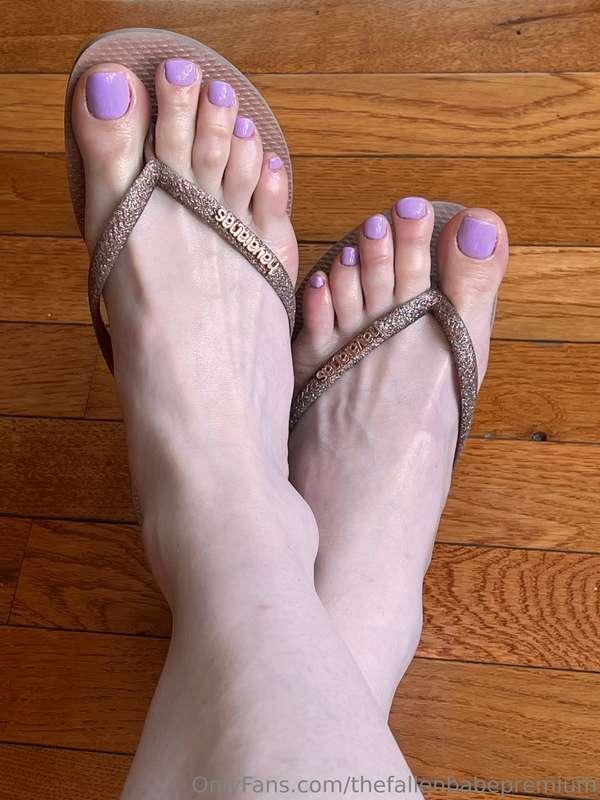 Twas about time to get a new pedi. How do we like this color..