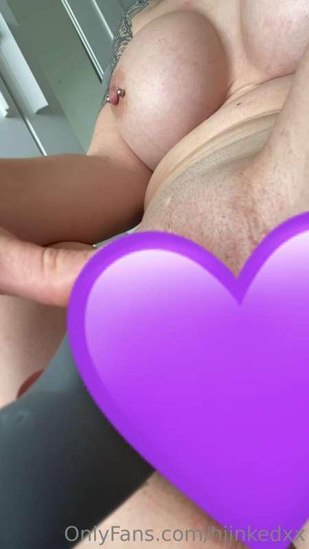 Wearing my black lingerie I slide my 🐰 vibrator in to my pus..