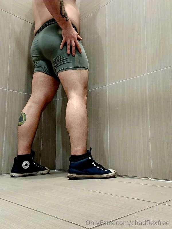 You peak under the stall at the gym and see this. What do yo..