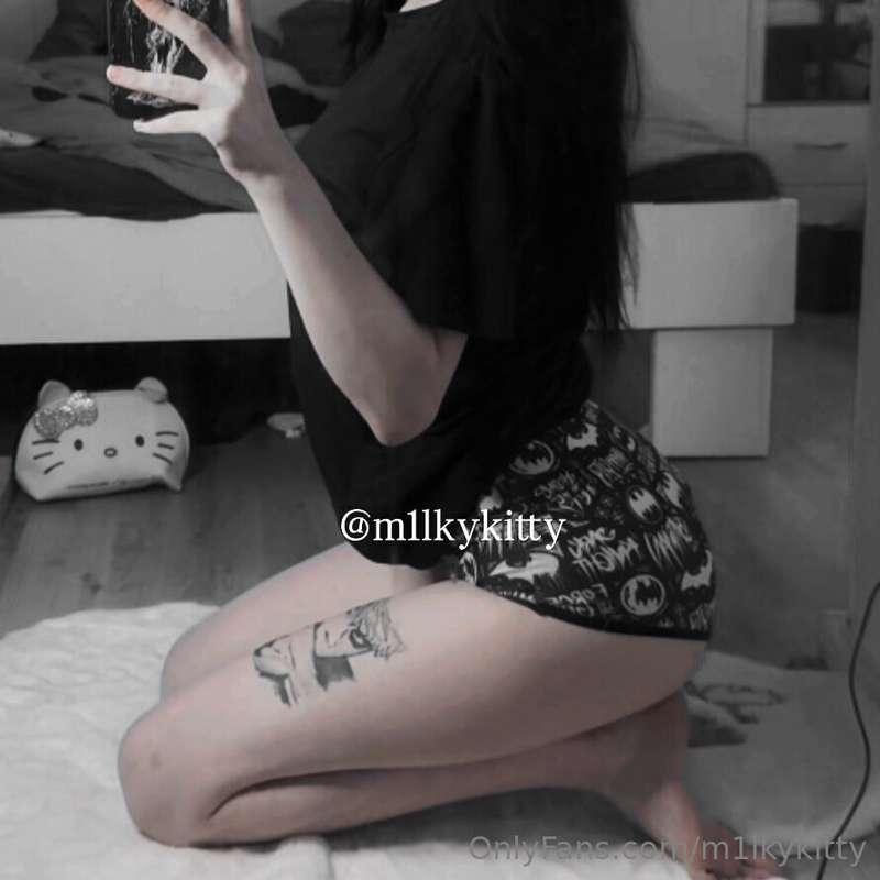 i loveeee those batman shorts 🦇 