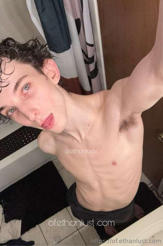 fresh out the shower 🥰 lick my pits