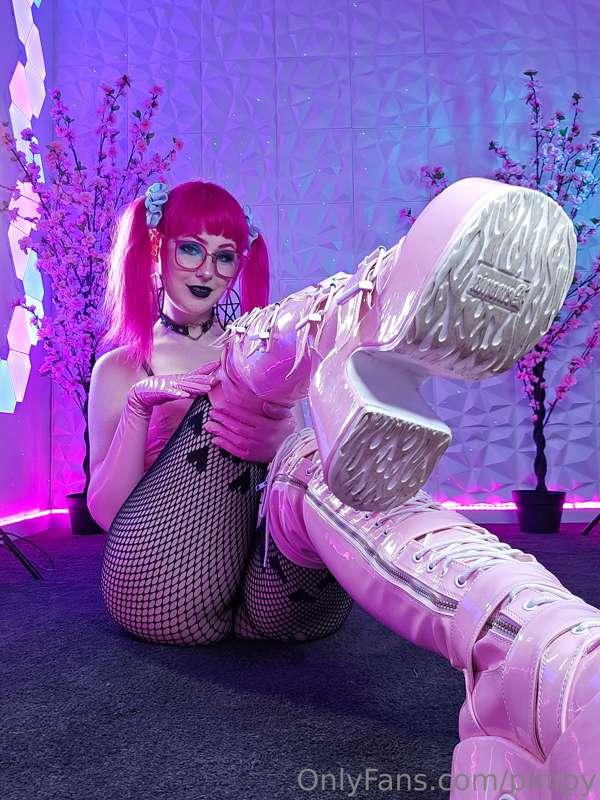 Do you like my boots? Pink suits me...right?