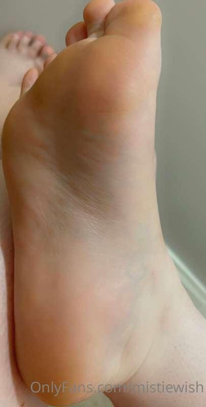 My feet are so delicate and pale 🙈 Imagine how easy it would..