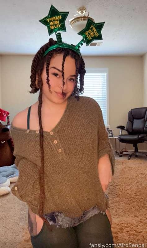 Thank you for sticking through with your Senpai ✨ 
Let's make 2025 our year, babe 💚💕 !

Think you can stay up with your Senpai all the way into the New Year? 
There may be special treats waiting for you on the other side 😏 💕 

#fyp  #naturalhair #smile #yummy #smallboobs #petite #thickthighs #bubblebutt #ass #stockings #shortshortshorts #happynewyear