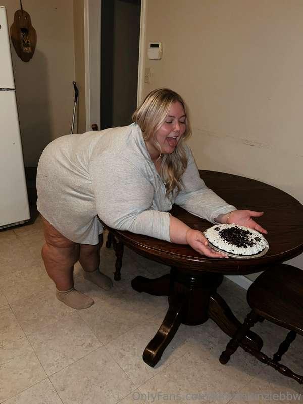 Celebratory Oreo pie for over 100 fans😍