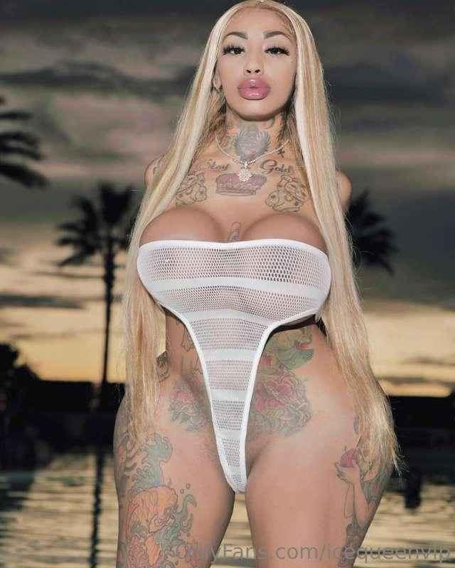 Hey it's me 👀😘 dm me and let me know what u want me to send