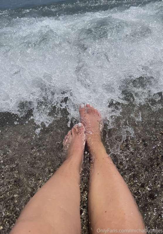 Text me if you want a feet video from the beach! 😍😍 I will s..
