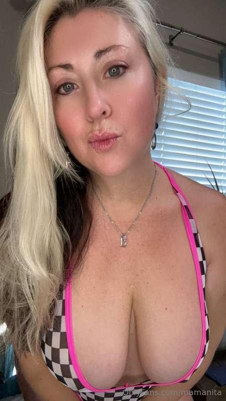 Where do you need a kiss from MamaNita 💋