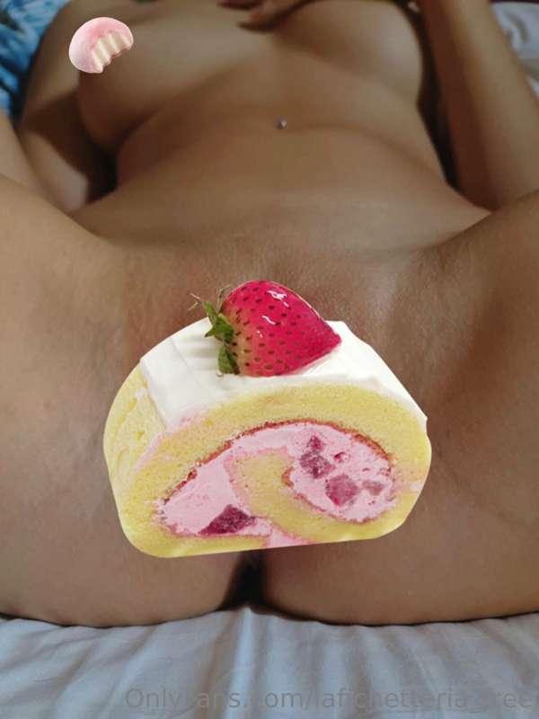 Sweet, fruity, creamy pussy 🍓🍦🍯

Dolce, fruttata, cremosa fi..