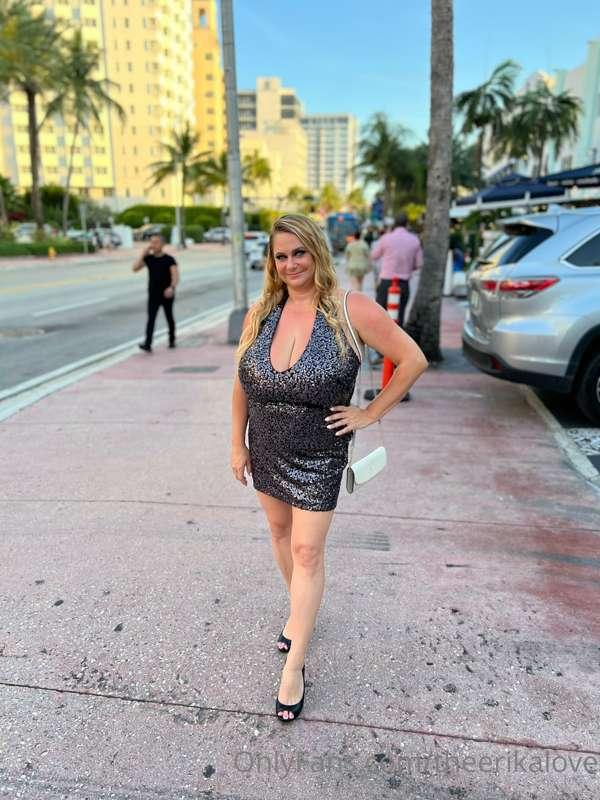 Don't you think this dress would give you easy access? 🥵