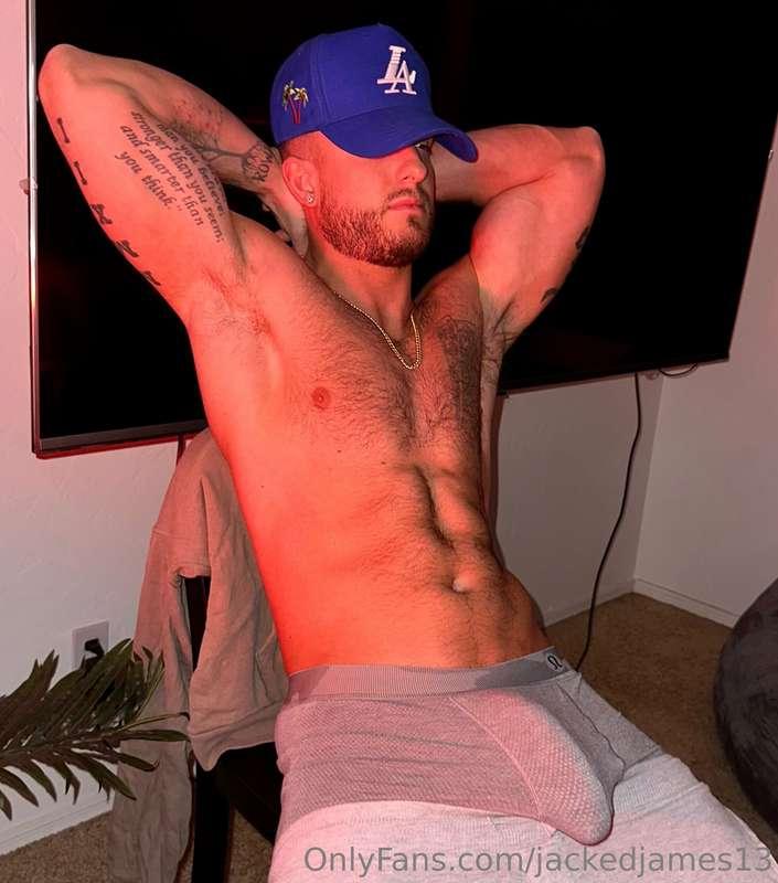 Who wants to kneel down and lend me a hand or mouth?😩💦