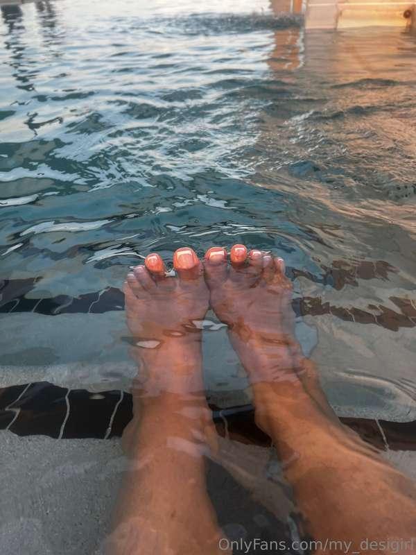 toes swimming 🌊